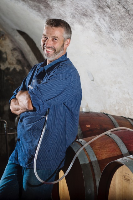 Michael Wiesler aus Baden, in seinem Weinkeller